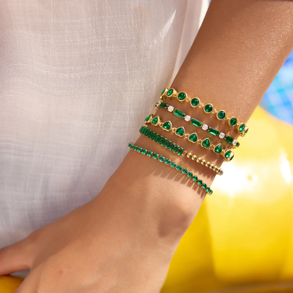 Champagne gold luxury bracelet with green heart-shaped zircon and gold-plated stainless steel.
Champagne gold luxury bracelet with green heart-shaped zircon and gold-plated stainless steel.