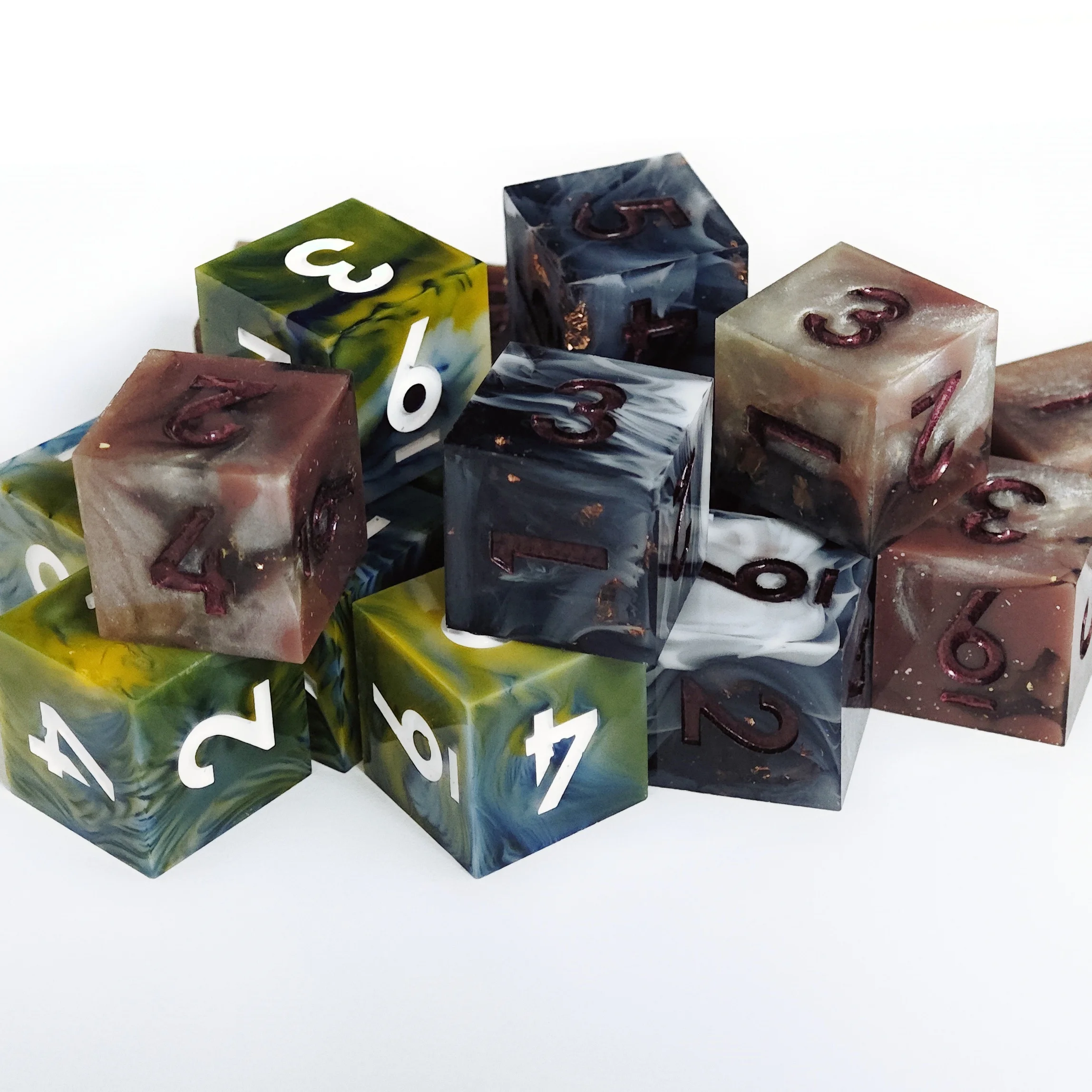 MINI PLANET DND 6 шт. Набор кубиков D6 для настольной игры TRPG, смоляные игральные кости с острыми краями, 16 мм, 6-сторонние игральные кости, оптовая продажа на заказ
MINI PLANET DND 6 шт. Набор кубиков D6 для настольной игры TRPG, смоляные игральные кости с острыми краями, 16 мм, 6-сторонние игральные кости, оптовая продажа на заказ