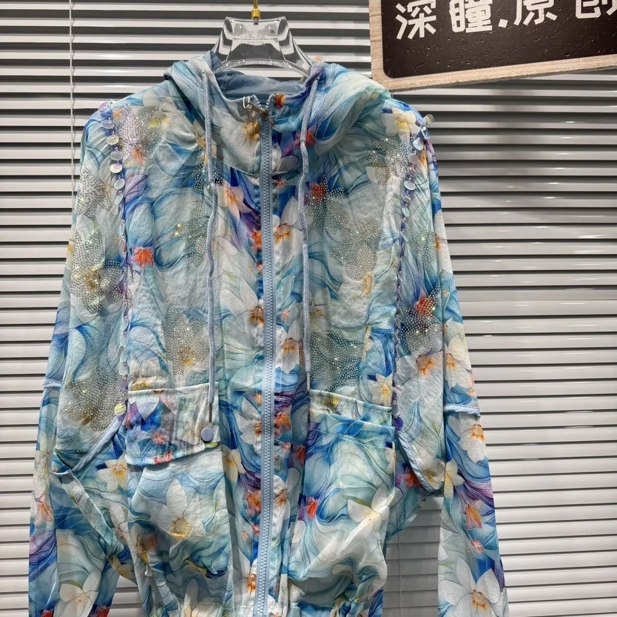 Woman Hot Drilling Diamonds Beaded Hooded Jacket Sunscreen Blue Flowers Printed Rhinestones Coat Zippers Thin Cardigan Tops 2025
Woman Hot Drilling Diamonds Beaded Hooded Jacket Sunscreen Blue Flowers Printed Rhinestones Coat Zippers Thin Cardigan Tops 2025