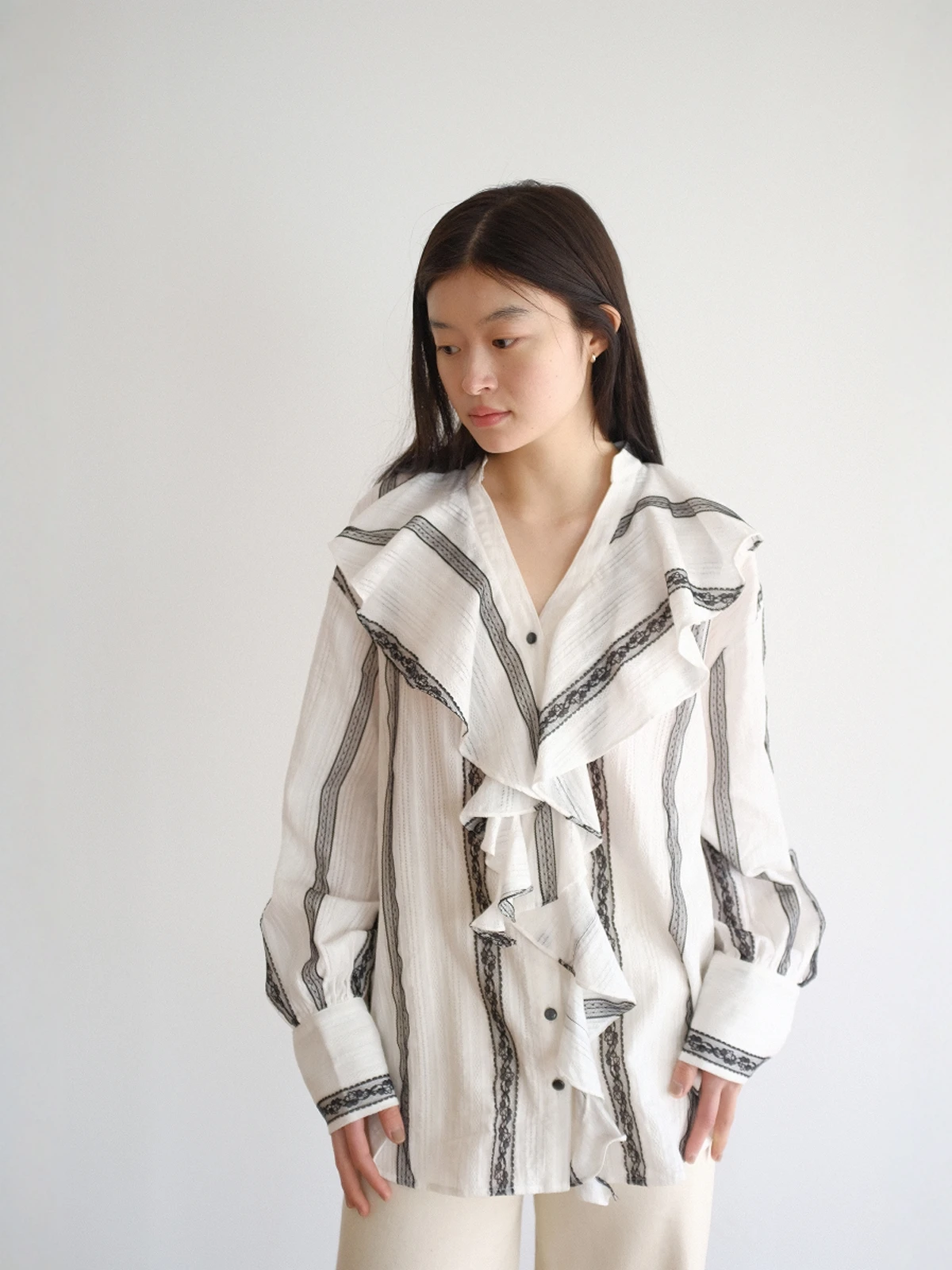 Deertrip Casual Long Sve V-Ne irt Ruffle Hem Design Korean Sle Versatile Cotton Women's Faion Spring 2025
Deertrip Casual Long Sve V-Ne irt Ruffle Hem Design Korean Sle Versatile Cotton Women's Faion Spring 2025