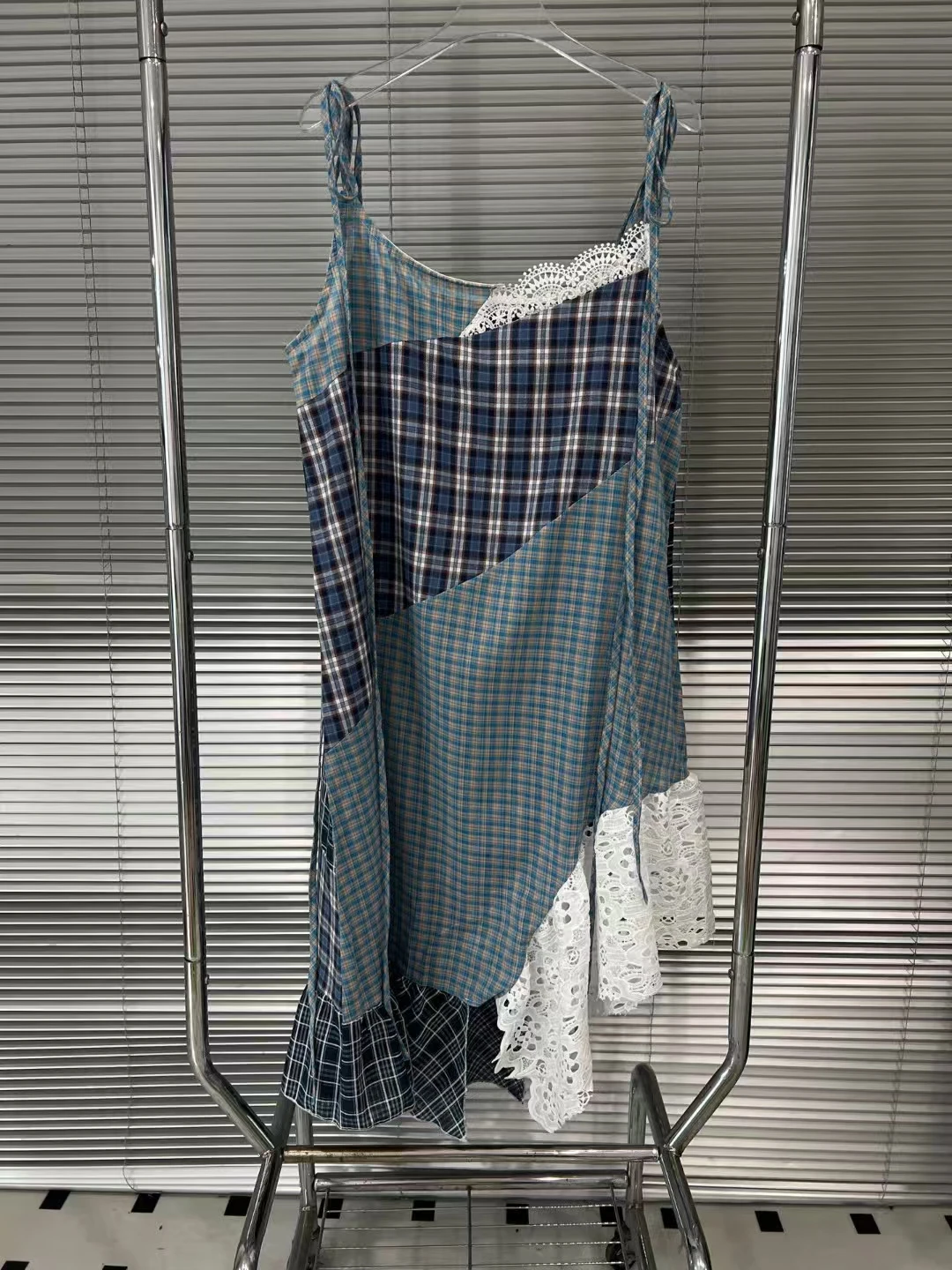 2025 Fall New French Retro Plaid Lace Spliced Strapless Dress Women Unique Design
2025 Fall New French Retro Plaid Lace Spliced Strapless Dress Women Unique Design