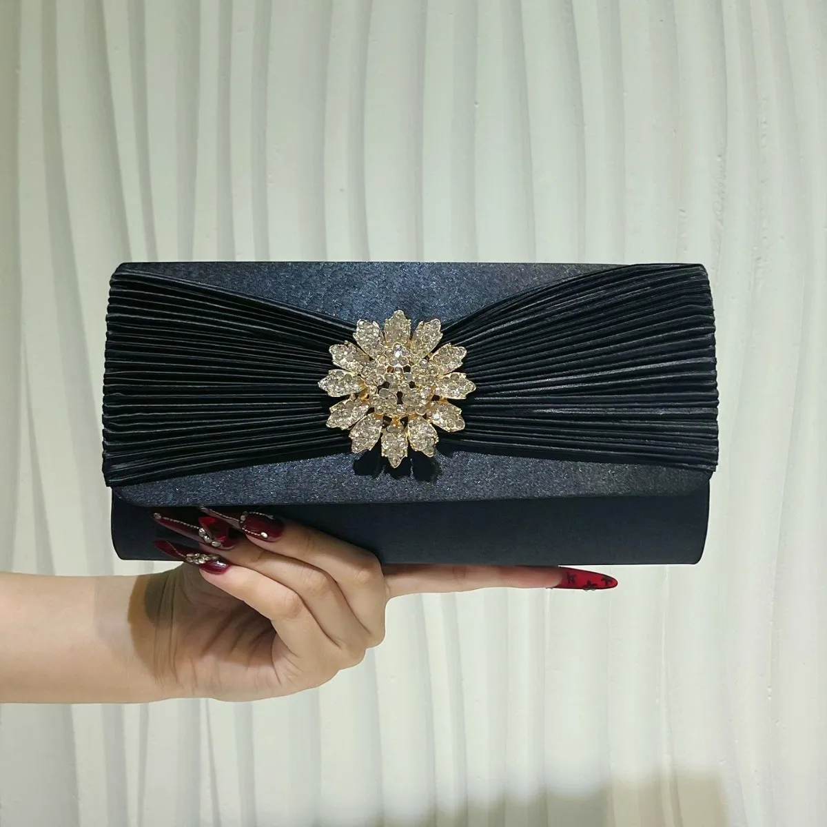 Clutch bag, crossbody bag, women's cloth wrinkled magnetic button bag, alloy glass flower diamond dinner bag
Clutch bag, crossbody bag, women's cloth wrinkled magnetic button bag, alloy glass flower diamond dinner bag