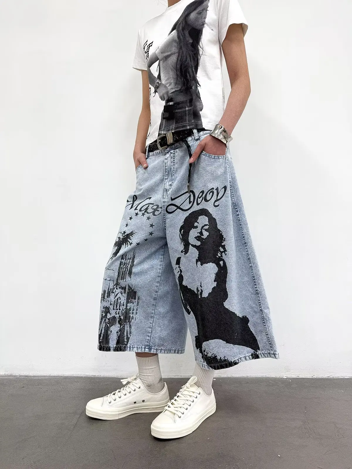 High Quality American Retro Streetwear Denim Shorts Mens Hip Hop Printed Loose Shorts Gothic Retro Harajuku Fashion Y2K New 2026
High Quality American Retro Streetwear Denim Shorts Mens Hip Hop Printed Loose Shorts Gothic Retro Harajuku Fashion Y2K New 2026
