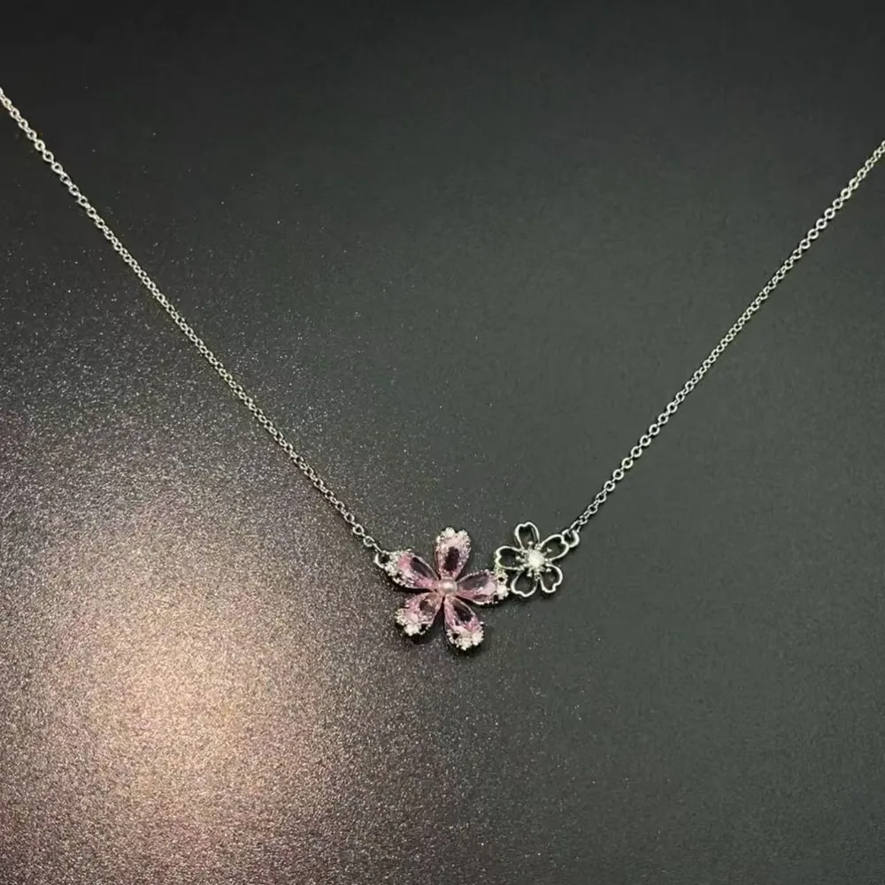 1 piece - Vintage elegant cherry blossom zirconia women's necklace - Unique design necklace accessory
1 piece - Vintage elegant cherry blossom zirconia women's necklace - Unique design necklace accessory