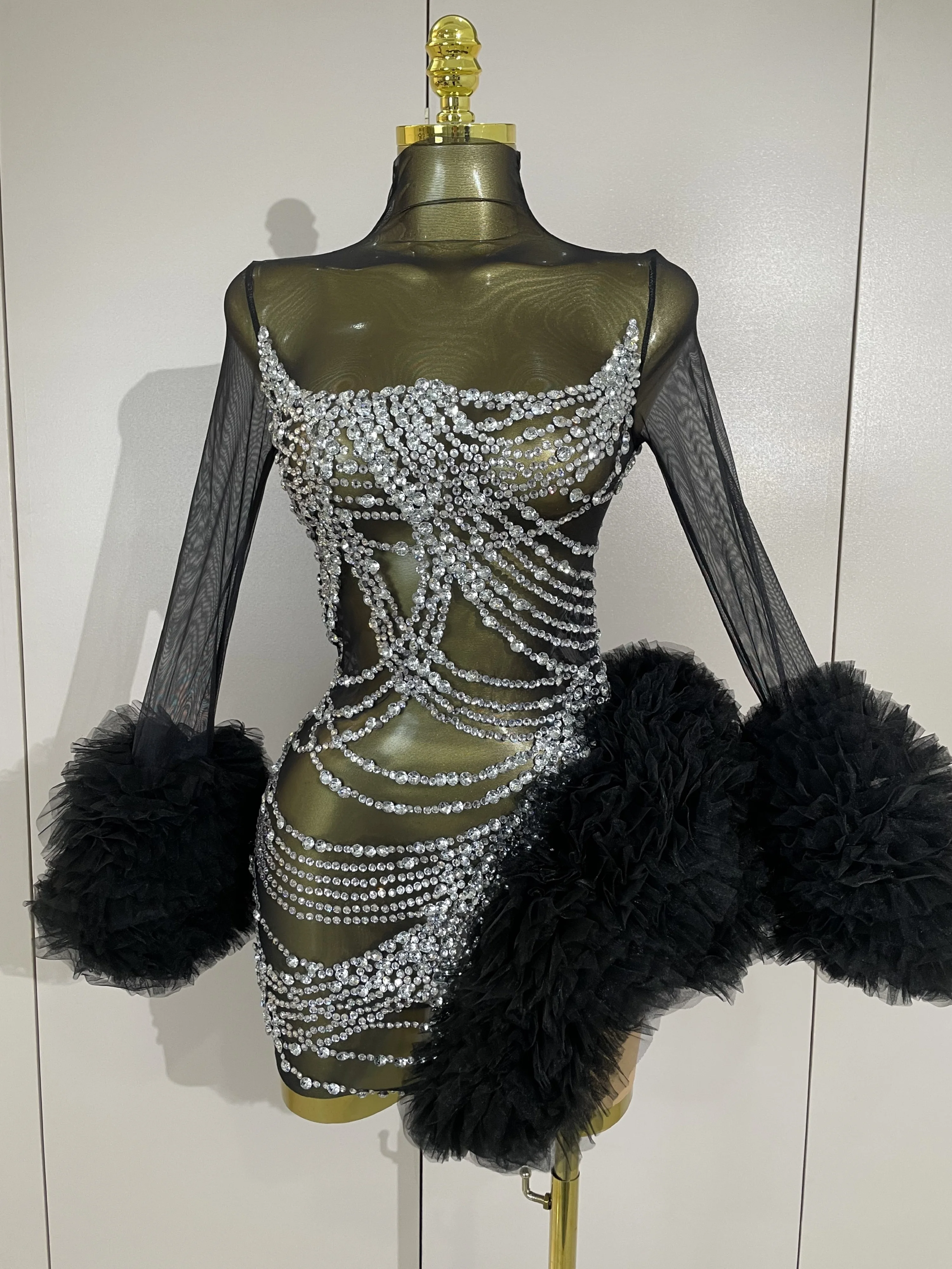 Сексуальное сценическое платье 2026 года: блестящее, с черной сеткой, длинными рукавами, прозрачное, мини, для женщин, роскошное, для дня рождения и вечеринок
Сексуальное сценическое платье 2026 года: блестящее, с черной сеткой, длинными рукавами, прозрачное, мини, для женщин, роскошное, для дня рождения и вечеринок