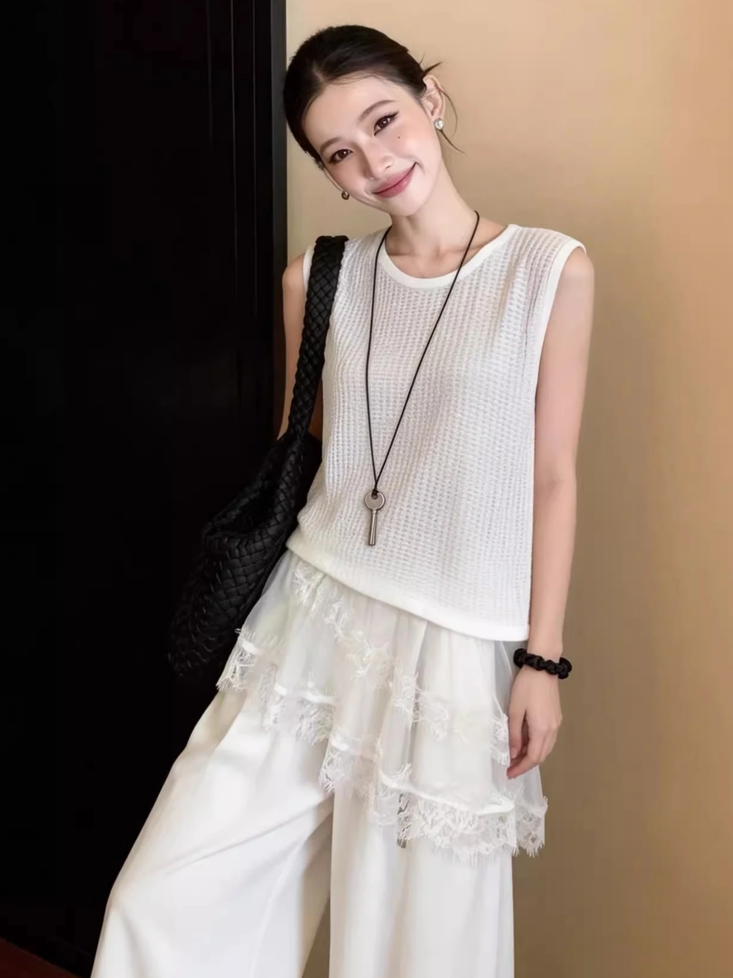 Sleeveless Lace Splice Base Shirt Women's Outerwear Summer 2026 plus Size Flattering Asymmetrical Knitted Top
Sleeveless Lace Splice Base Shirt Women's Outerwear Summer 2026 plus Size Flattering Asymmetrical Knitted Top