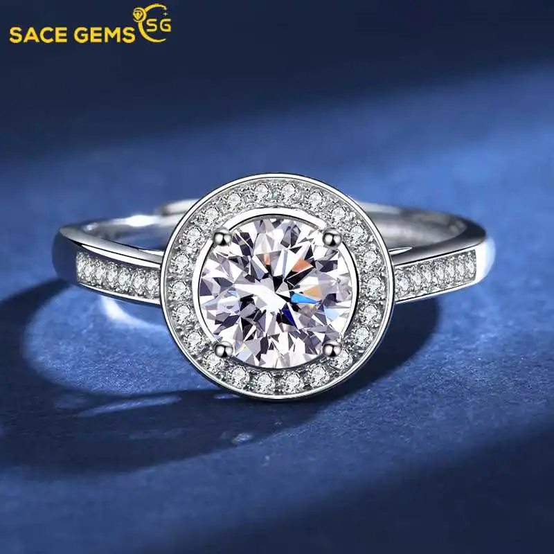 SACE GEMS 1 карат муассанит кольцо с сертификатом 925 Стерлинговое Серебро Роскошь для женщин Свадебная вечеринка изысканные ювелирные изделия подарок
SACE GEMS 1 карат муассанит кольцо с сертификатом 925 Стерлинговое Серебро Роскошь для женщин Свадебная вечеринка изысканные ювелирные изделия подарок