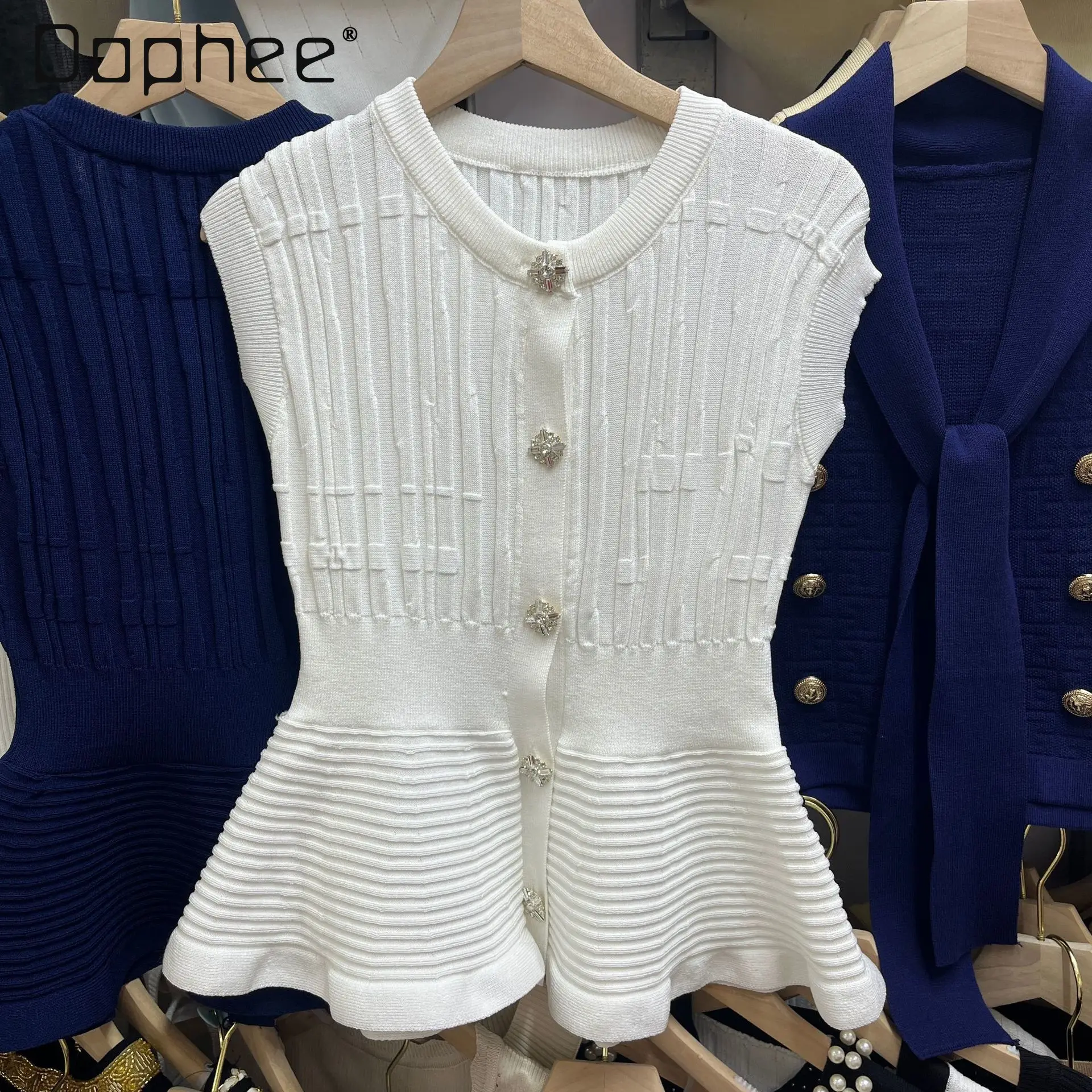 French Temperament Celebrity Sleeveless Knitted Vest Women Summer High-end Round Neck Beaded Single-breasted Slim Short Vest Top
French Temperament Celebrity Sleeveless Knitted Vest Women Summer High-end Round Neck Beaded Single-breasted Slim Short Vest Top