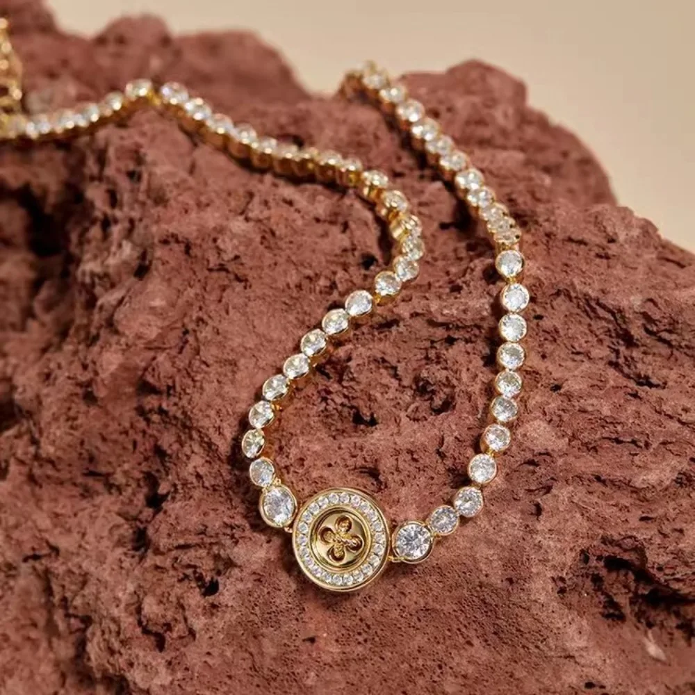 Meilarde style luxury full diamond necklace, earrings and bracelet set, fashionable, niche and trendy with a high-end feel.
Meilarde style luxury full diamond necklace, earrings and bracelet set, fashionable, niche and trendy with a high-end feel.