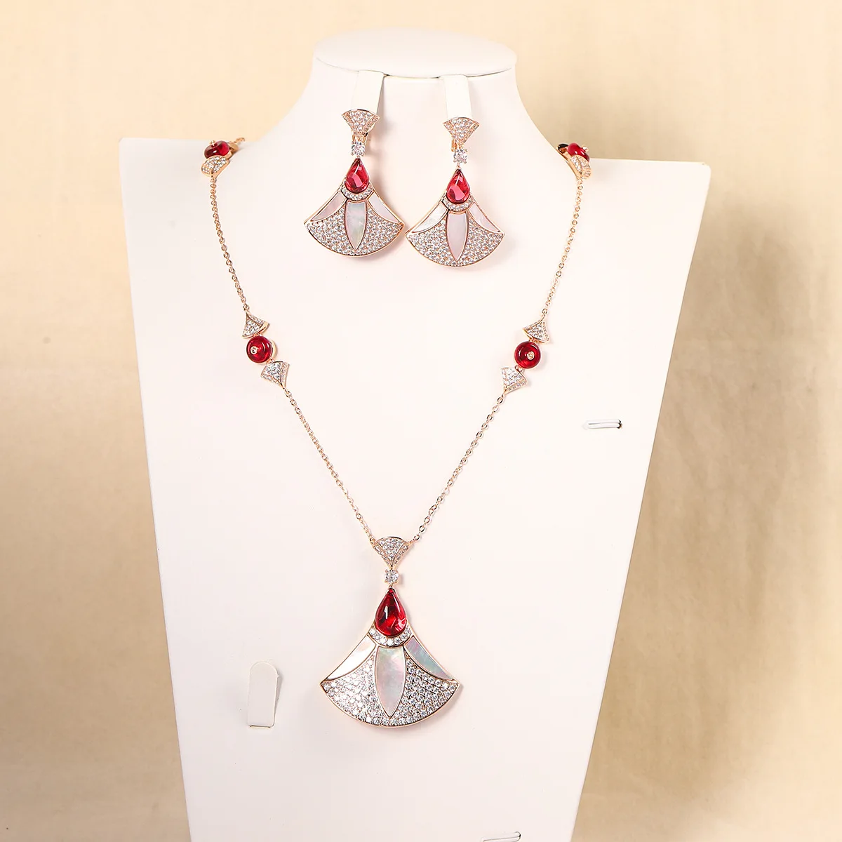 Серьги-подвески в форме веера, комплект ожерелья, женские великолепные модные ювелирные изделия высокого качества с покрытием из 18-каратного золота для свадебной вечеринки
Серьги-подвески в форме веера, комплект ожерелья, женские великолепные модные ювелирные изделия высокого качества с покрытием из 18-каратного золота для свадебной вечеринки