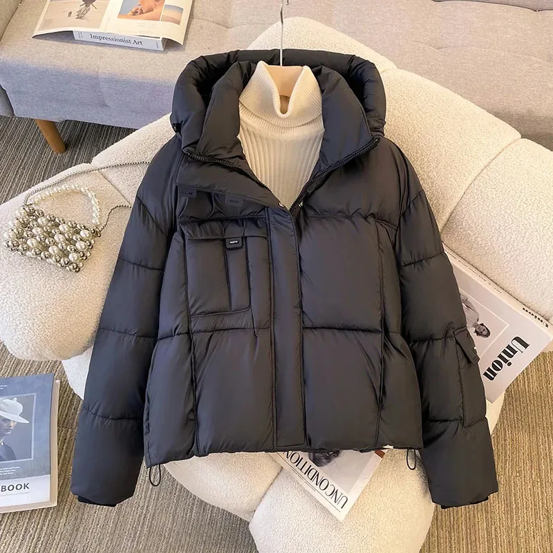 2025 Winter Thick Hooded Crop Puffy Coats Women Black Fashion Mock Neck Zipper Shorts Coats Streetwear All Match Warm Jacket
2025 Winter Thick Hooded Crop Puffy Coats Women Black Fashion Mock Neck Zipper Shorts Coats Streetwear All Match Warm Jacket