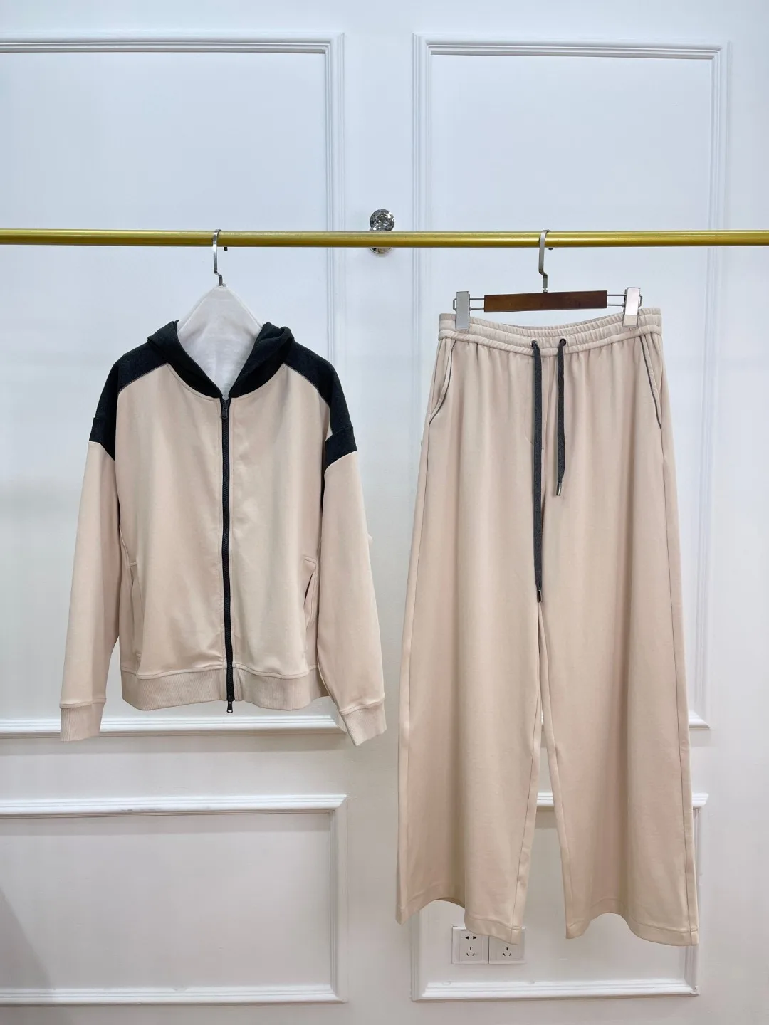 Spring And Summer New Contrast Color Beaded Casual Hooded Sports Suit Women'S Cotton Sweatshirt Wide Leg Pants
Spring And Summer New Contrast Color Beaded Casual Hooded Sports Suit Women'S Cotton Sweatshirt Wide Leg Pants