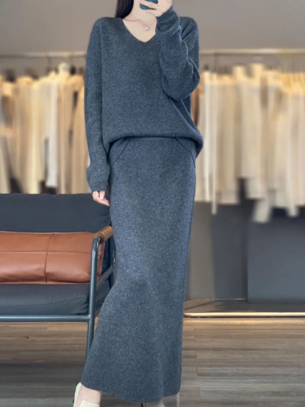 Женский кашемировый свитер-двойка: свободный вязаный свитер с V-образным вырезом и юбка, осенне-зимняя коллекция, модный комплект
Женский кашемировый свитер-двойка: свободный вязаный свитер с V-образным вырезом и юбка, осенне-зимняя коллекция, модный комплект