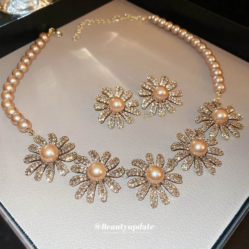 2024 New Luxury Female Rhinestone Flower Jewelry Set Charm Champagne Color Earrings For Women Pearl Chain Necklace
2024 New Luxury Female Rhinestone Flower Jewelry Set Charm Champagne Color Earrings For Women Pearl Chain Necklace