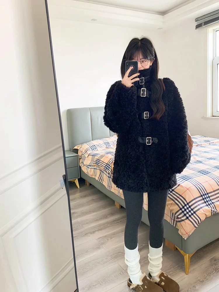 Lamb Fur Vest Women's Loose Style Stand Collar Belted Coat Integrated Leather And Fur Winter Outerwear Commute Fashion
Lamb Fur Vest Women's Loose Style Stand Collar Belted Coat Integrated Leather And Fur Winter Outerwear Commute Fashion