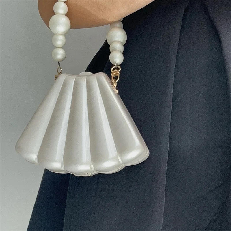 Design Pearl Fan Shell Acrylic Clutches Lady Gift Evening Bag Party Prom Stones Handbags Luxury Women Clutch Purse Bag
Design Pearl Fan Shell Acrylic Clutches Lady Gift Evening Bag Party Prom Stones Handbags Luxury Women Clutch Purse Bag