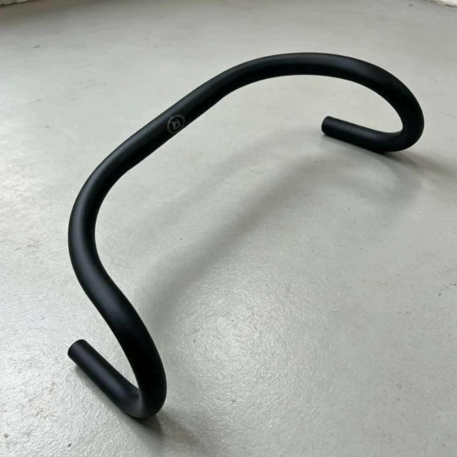 Lightweight Aluminum Handlebar Polished Finish Aluminum Bullhorn Handlebar Fixed Gear Bullhorn Bar Easy to Install
Lightweight Aluminum Handlebar Polished Finish Aluminum Bullhorn Handlebar Fixed Gear Bullhorn Bar Easy to Install