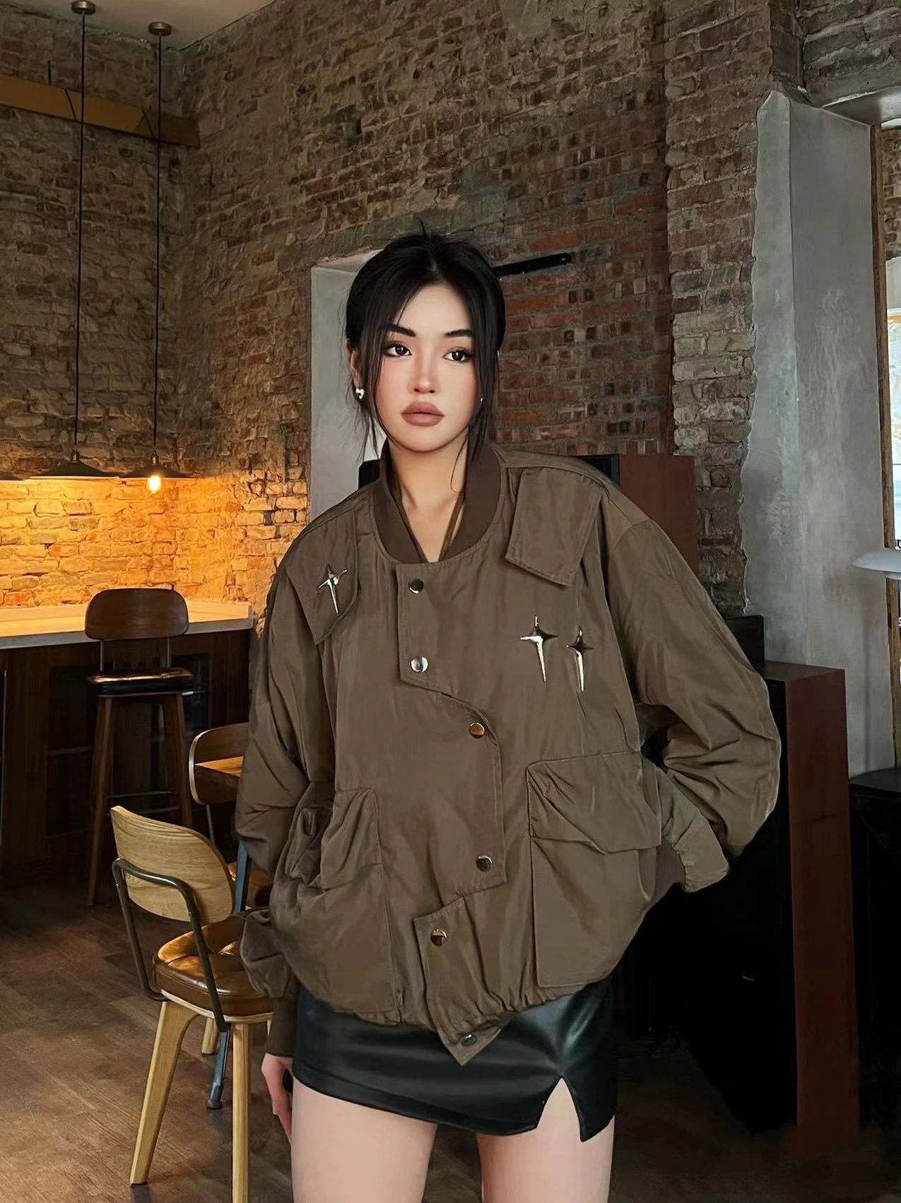 Американский Ретро Металлическая Звезда Мотоцикл Пилот Джет High Street Пальто Мужчины Женщины Весна Осень Модный Бейсбол orm круглый Ne...
Американский Ретро Металлическая Звезда Мотоцикл Пилот Джет High Street Пальто Мужчины Женщины Весна Осень Модный Бейсбол orm круглый Ne...