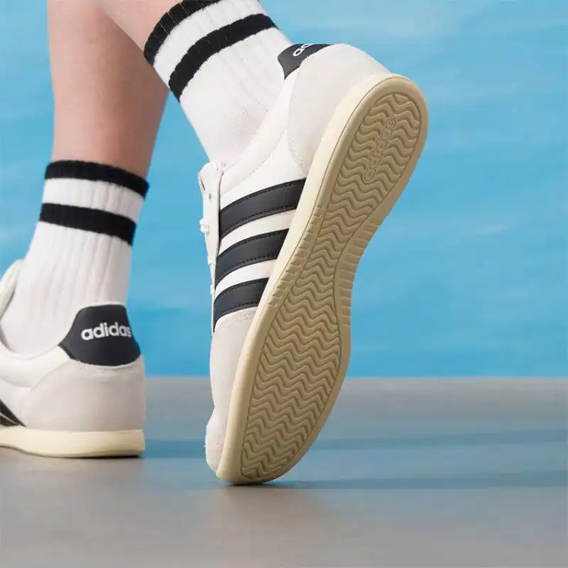 High Quality Adidas Retro Suede Trefoil Casual Sneakers Cream Black Three Stripe Low Top Walking Shoes Men Women JR4618
High Quality Adidas Retro Suede Trefoil Casual Sneakers Cream Black Three Stripe Low Top Walking Shoes Men Women JR4618