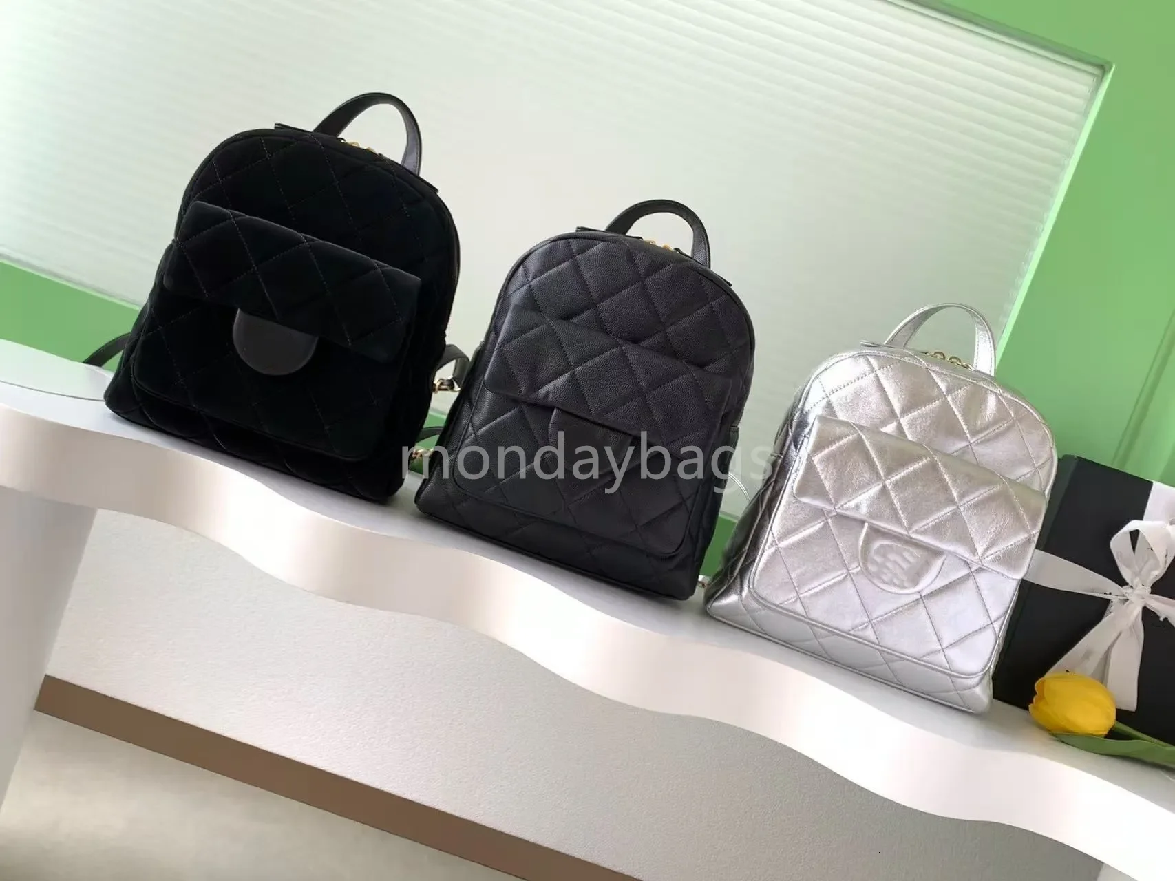 Female backpack designer bag luxury bag high-quality leather shoulder bag fashion bag retro mailman bag gold chain bag with box
Female backpack designer bag luxury bag high-quality leather shoulder bag fashion bag retro mailman bag gold chain bag with box