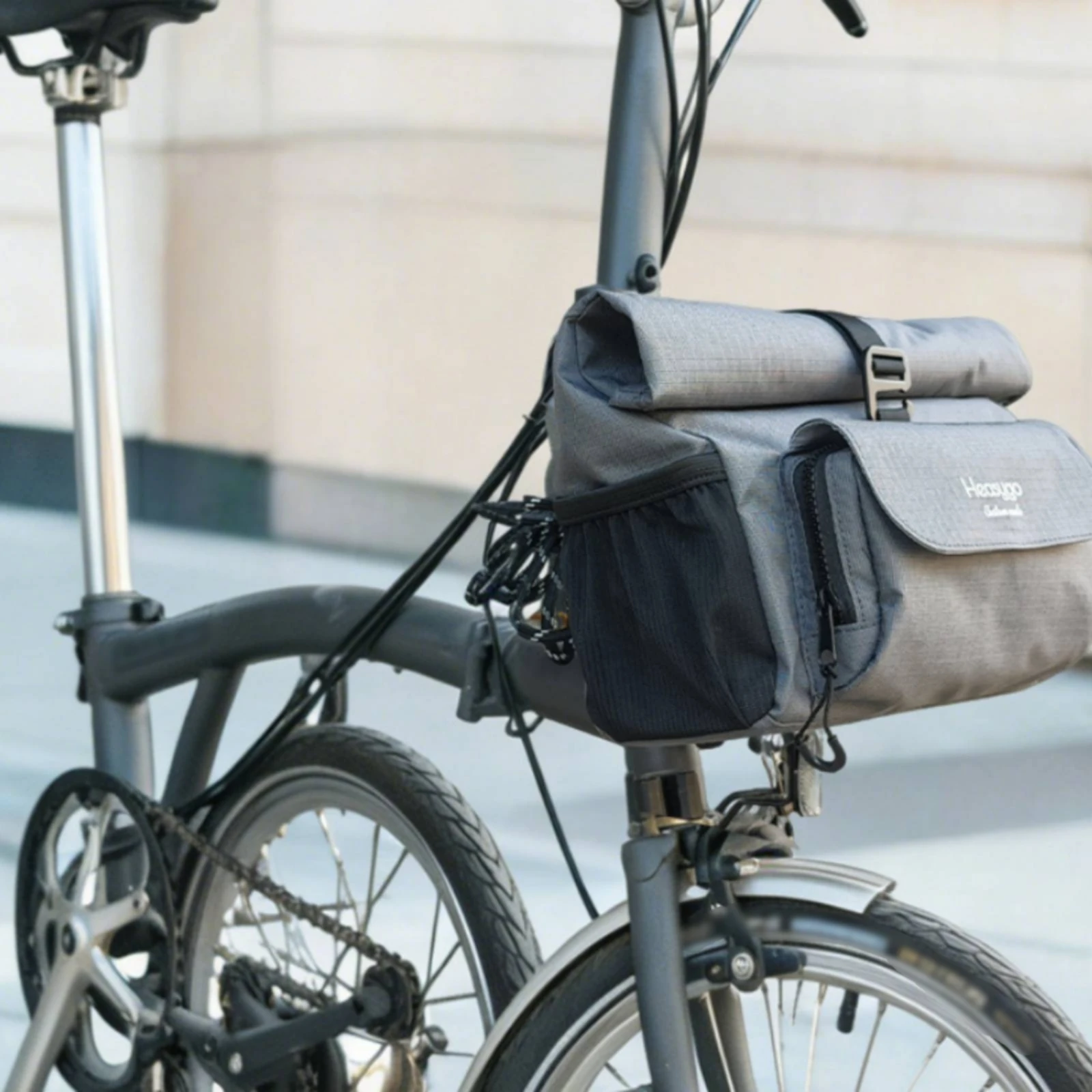 Folding Bike Handlebar Bag Foldable Shoulder Strap Bike Bag Cycle Front Storage Pouch Lightweight Long-Lasting for Cyclists
Folding Bike Handlebar Bag Foldable Shoulder Strap Bike Bag Cycle Front Storage Pouch Lightweight Long-Lasting for Cyclists