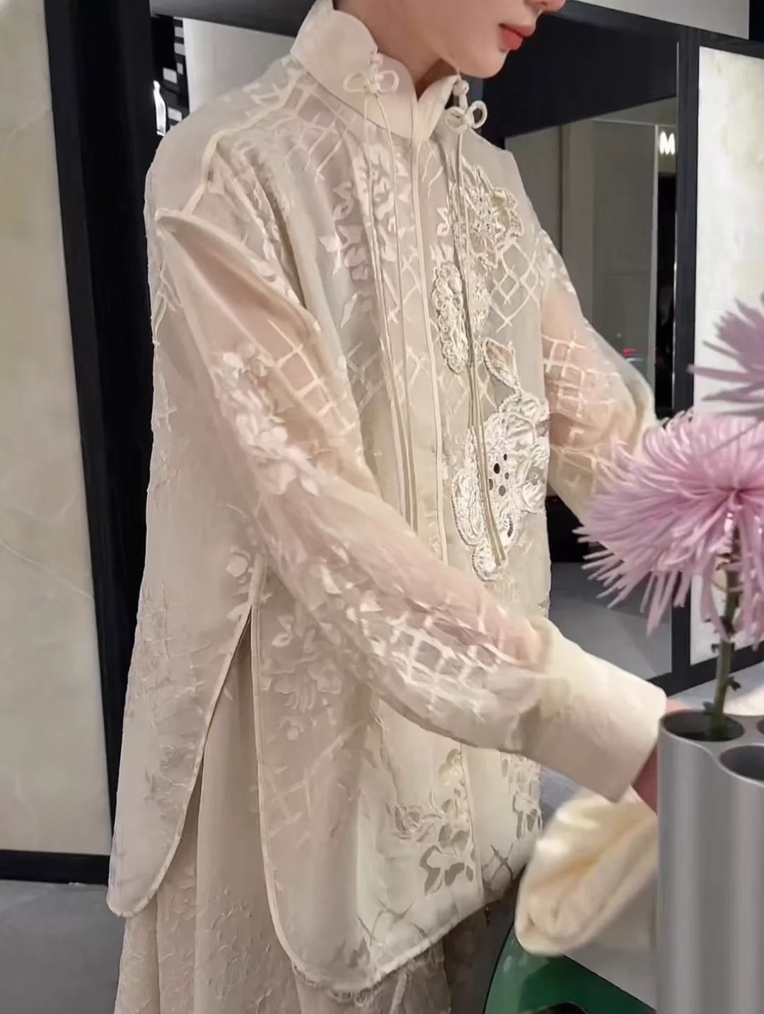 2025 Summer Autumn Silk Shirt Elegant Women's Beige Embroidered Blouse Fashion Chinese Ladies Top
2025 Summer Autumn Silk Shirt Elegant Women's Beige Embroidered Blouse Fashion Chinese Ladies Top