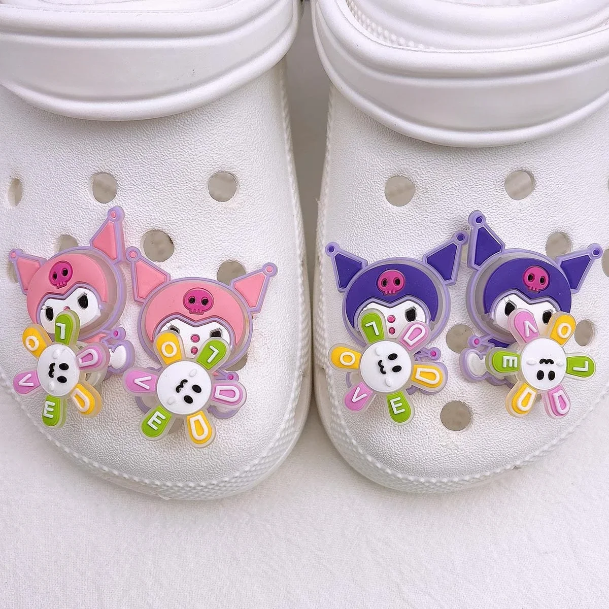 2 шт. Sanrio подсолнух вращающиеся светодиодные подвески для обуви набор Kuromi освещенные украшения для обуви пряжка для аксессуаров праздничные подарки
2 шт. Sanrio подсолнух вращающиеся светодиодные подвески для обуви набор Kuromi освещенные украшения для обуви пряжка для аксессуаров праздничные подарки