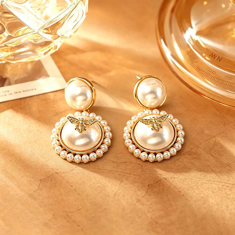 Fashionable and exquisite bee pearl earrings, high-end niche, versatile and temperamental earrings, personalized design earrings
Fashionable and exquisite bee pearl earrings, high-end niche, versatile and temperamental earrings, personalized design earrings