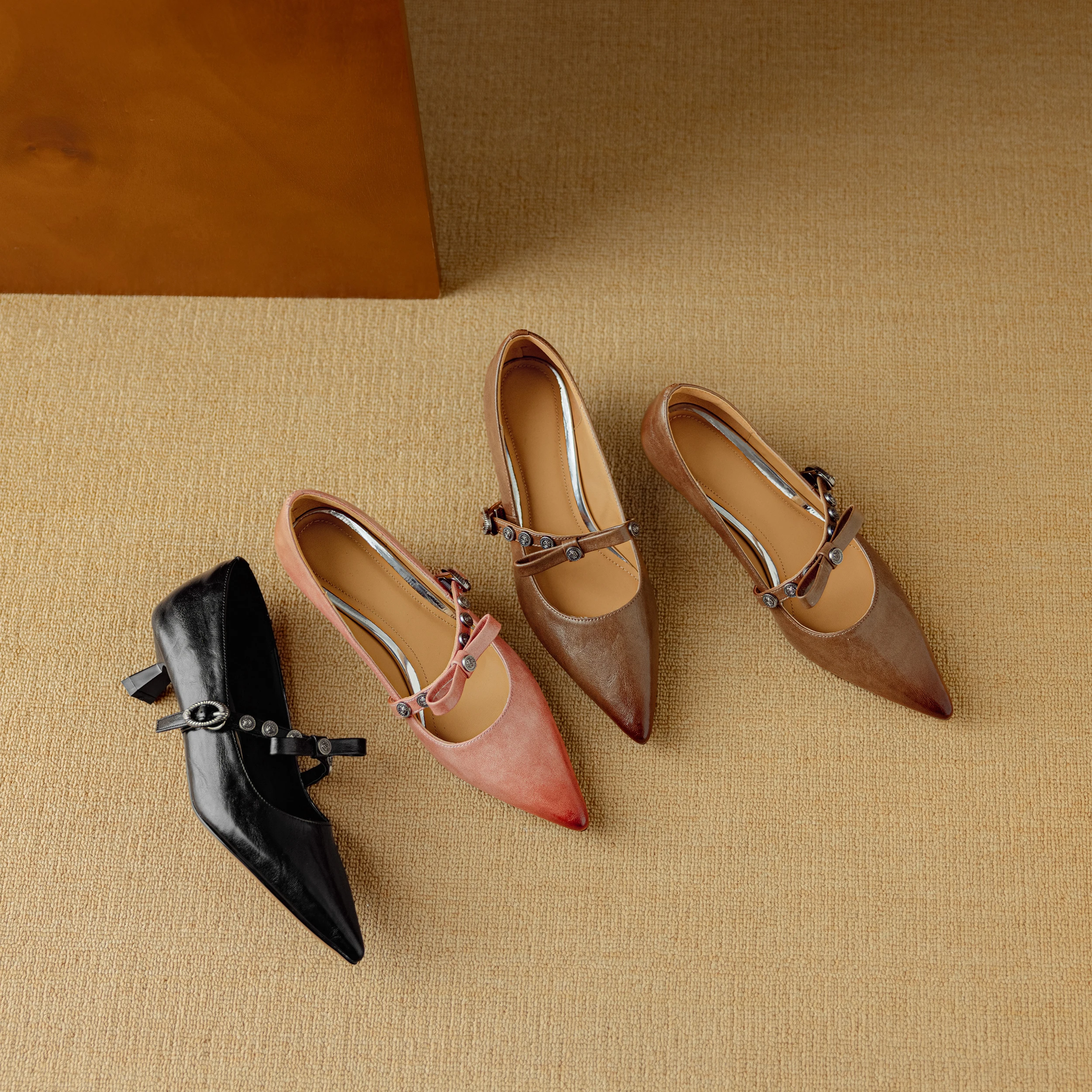 Fashion Women Elegant Pumps Shoes stiletto Mid Heels Genuine Leather Sexy Pointed Toe Casual Office Shoes Party Dress Size 34-40
Fashion Women Elegant Pumps Shoes stiletto Mid Heels Genuine Leather Sexy Pointed Toe Casual Office Shoes Party Dress Size 34-40