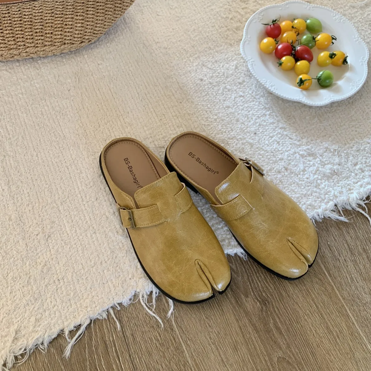 Tabi Shoes, женские новые летние кожаные шлепанцы-мулы с разделенным носком, высококачественные туфли на плоской подошве, женские лоферы 
Tabi Shoes, женские новые летние кожаные шлепанцы-мулы с разделенным носком, высококачественные туфли на плоской подошве, женские лоферы
