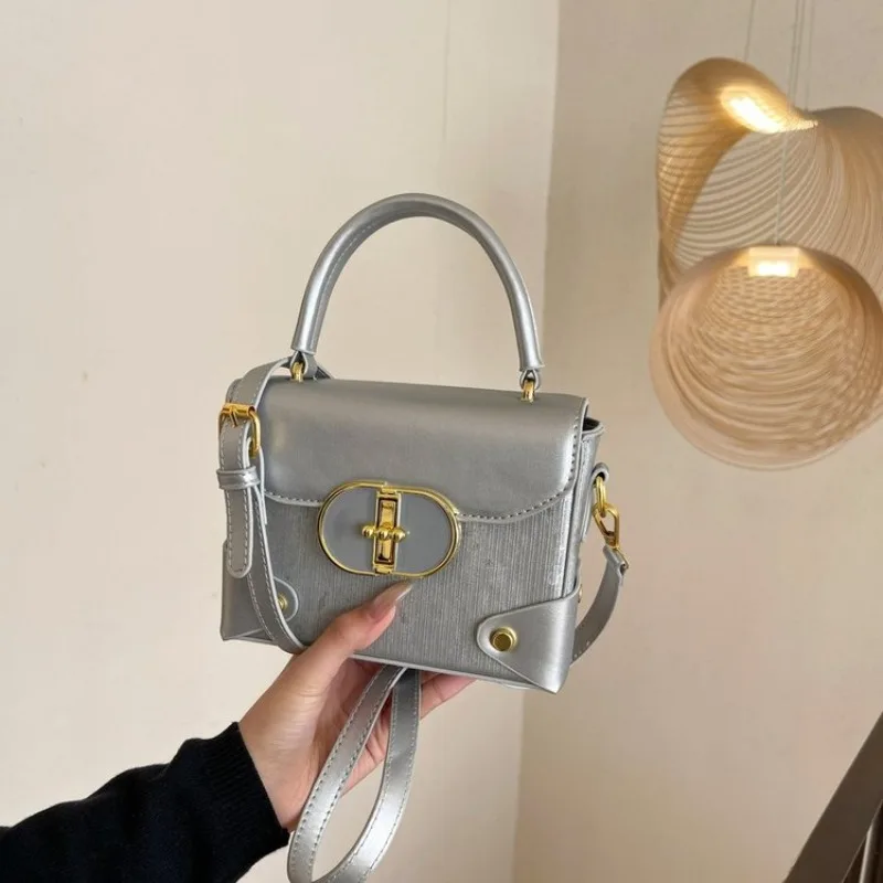 Chic Solid Color Tote Luxury Designer Diaper Bag For Women Elegant Leather Crossbody Bag Stylish Fashion
Chic Solid Color Tote Luxury Designer Diaper Bag For Women Elegant Leather Crossbody Bag Stylish Fashion