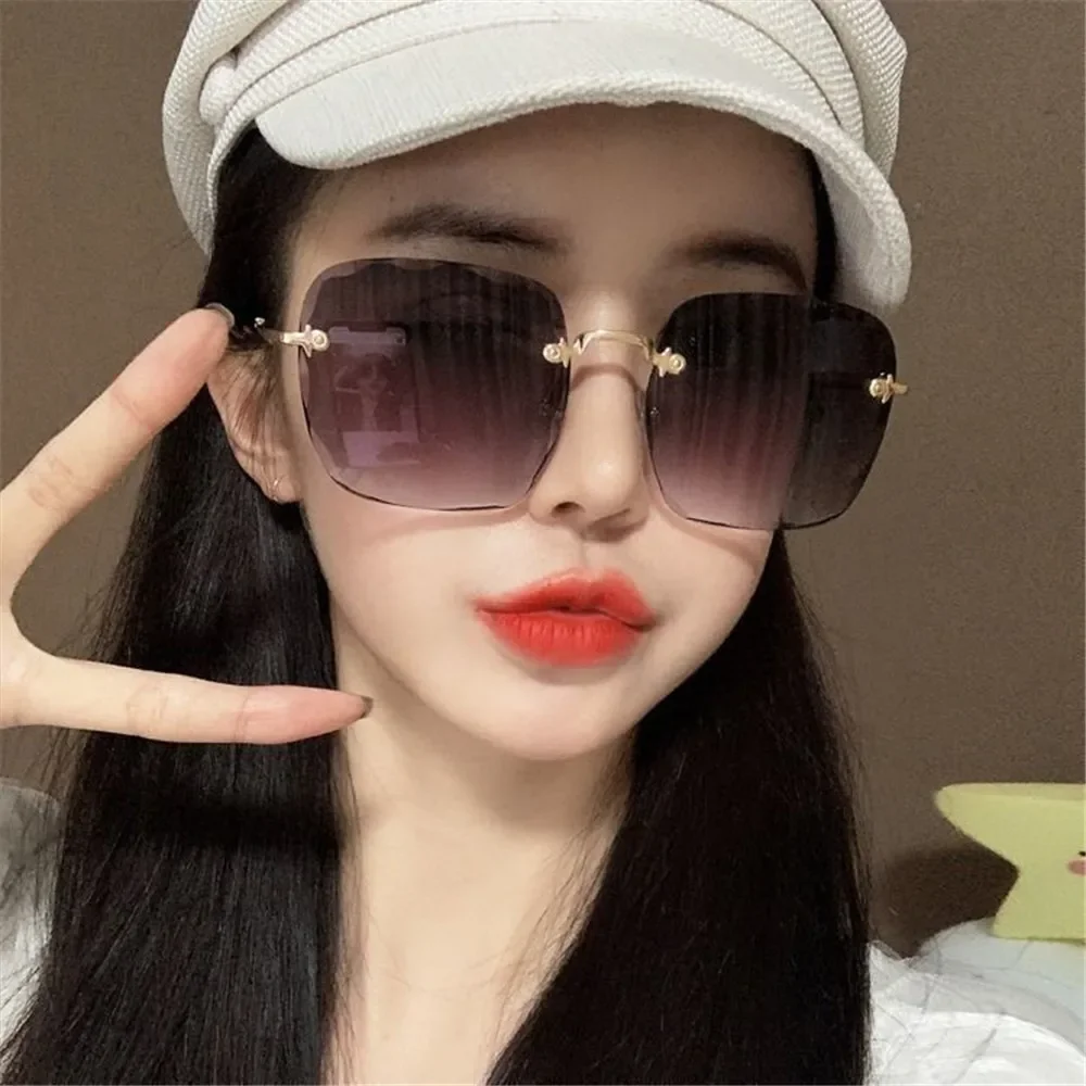 New Fashionable Rimless Personalized Sunglasses Street UV Protection Glasses Summer Outdoor Daily Wear UV40
New Fashionable Rimless Personalized Sunglasses Street UV Protection Glasses Summer Outdoor Daily Wear UV40