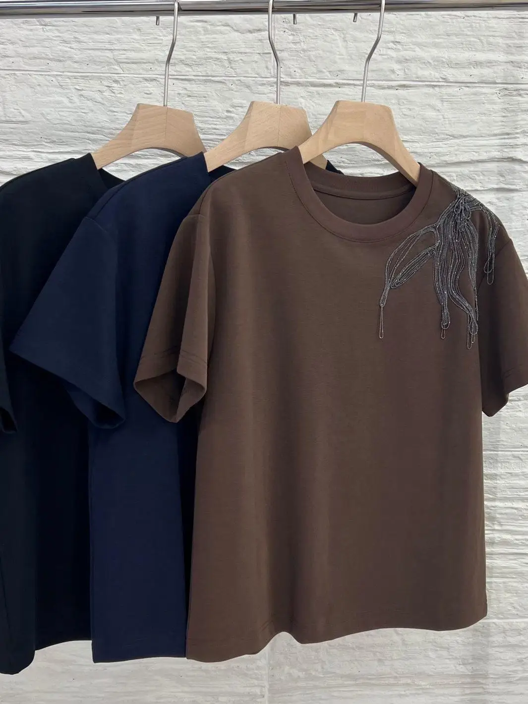 Round neck embroidered T-shirt shoulder chain nail bead short sleeved fashion versatile heavy industry temperament elegant
Round neck embroidered T-shirt shoulder chain nail bead short sleeved fashion versatile heavy industry temperament elegant