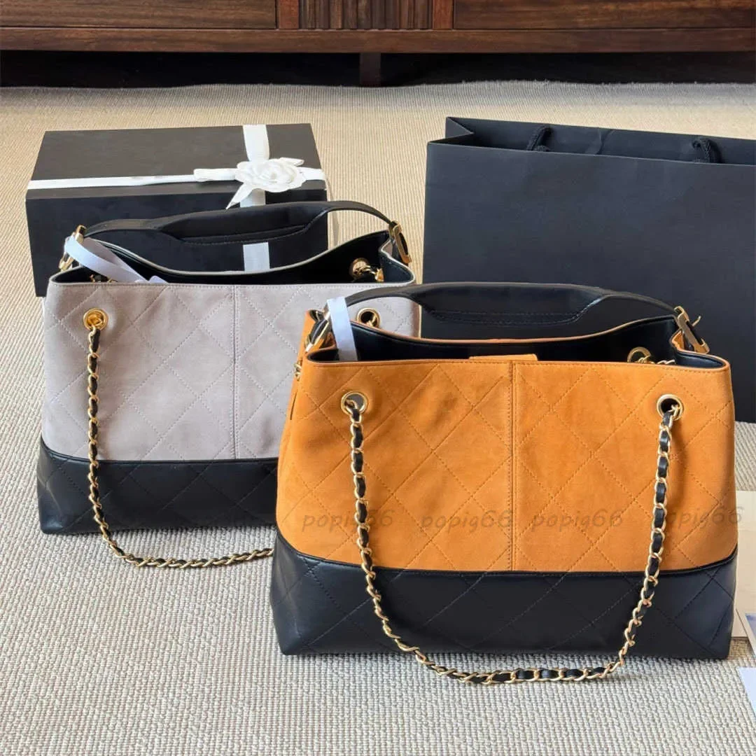 Chic Ladies Should-Bag Made from High-Quality Fabric Offering Plentiful Interior Capacity
Chic Ladies Should-Bag Made from High-Quality Fabric Offering Plentiful Interior Capacity