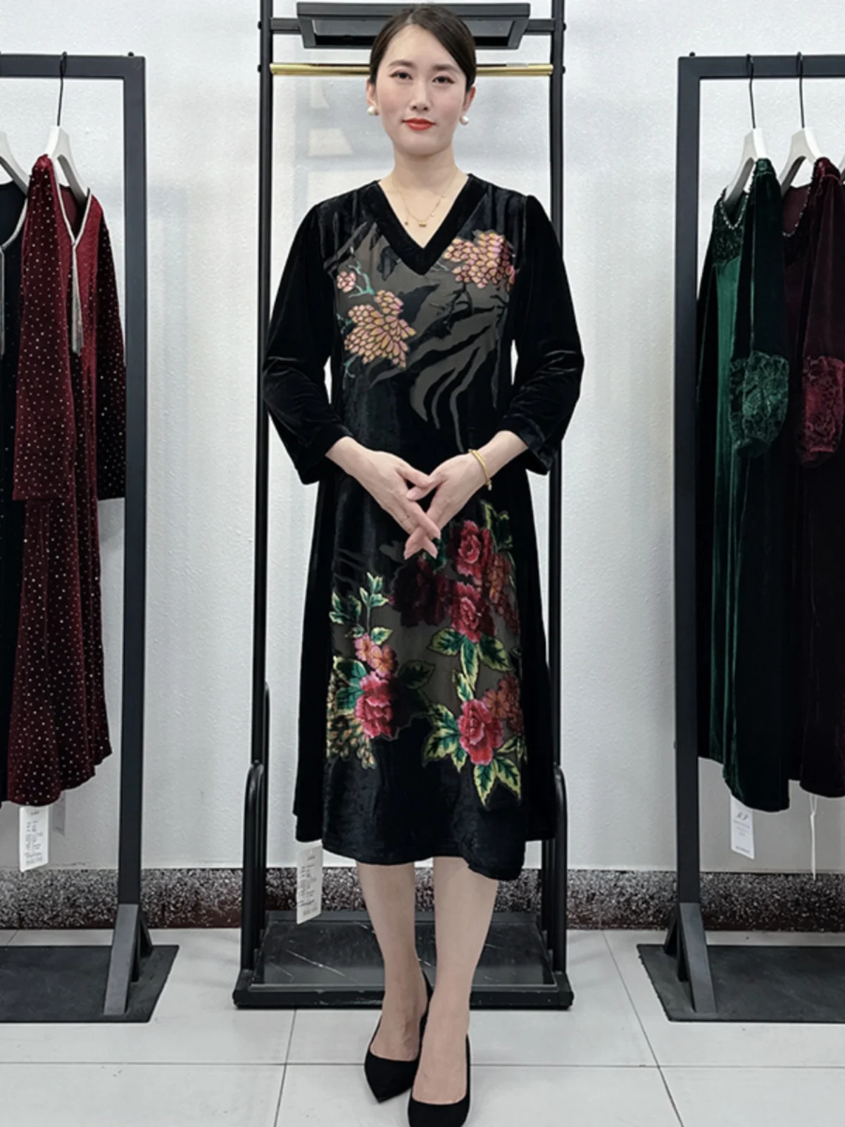 Ele Silk Velvet Floral Carving Mommy Dr Knee-Length Slimming Loose Women's Faionable Vintage Sle Hollow out Long S...
Ele Silk Velvet Floral Carving Mommy Dr Knee-Length Slimming Loose Women's Faionable Vintage Sle Hollow out Long S...