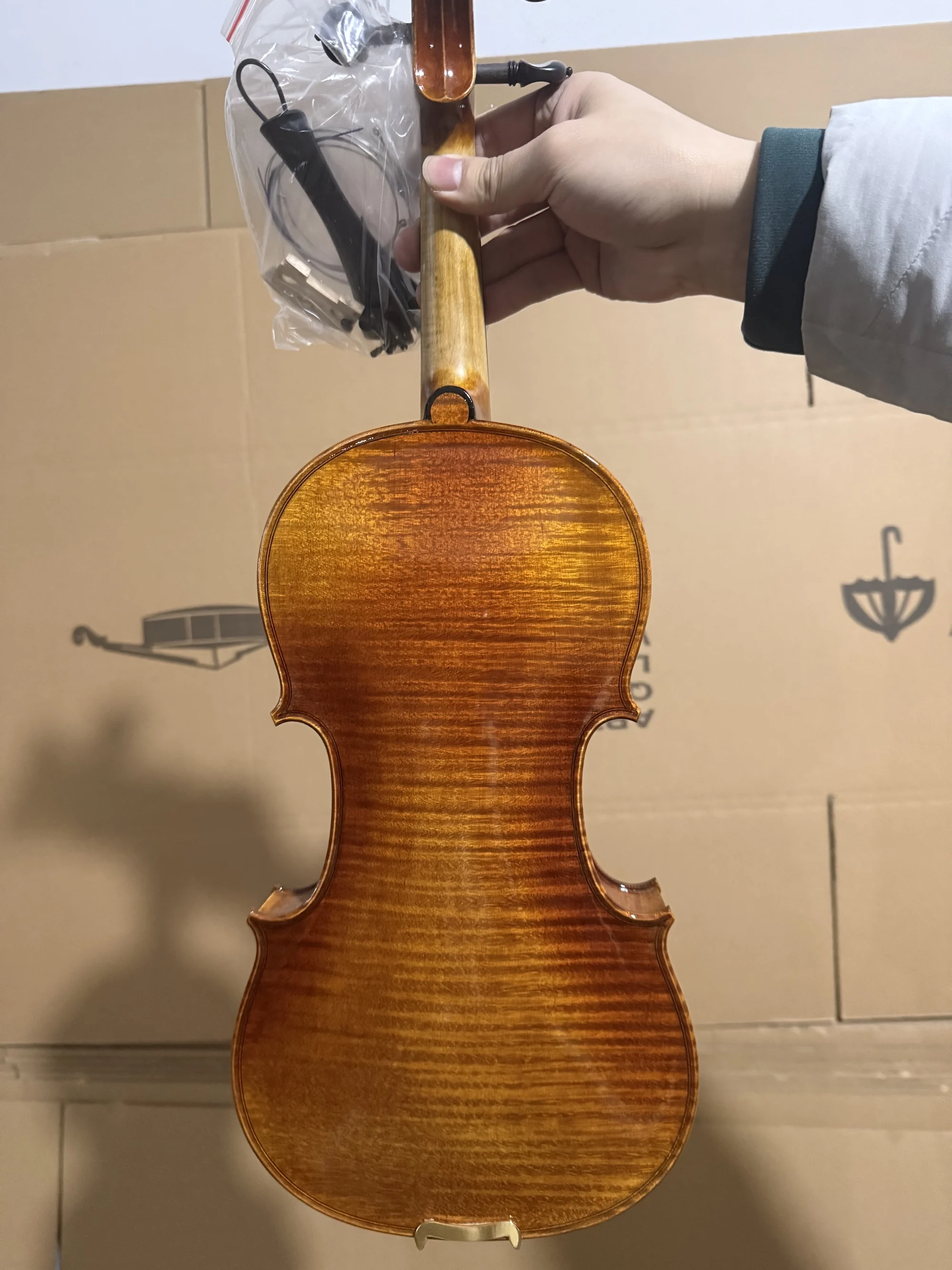 4/4 High end handmade Italian retro oil varnish 4/4 violin ebony shoulder button violin strap bow strap box
4/4 High end handmade Italian retro oil varnish 4/4 violin ebony shoulder button violin strap bow strap box