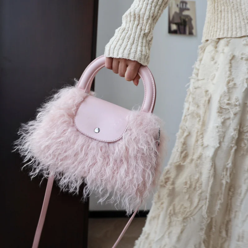 2026 New Faux Wool Bag Women's Tote Bag Y2K Aesthetic Plush Handbag Sweet Cool Girls Aesthetic Crossbody Bags for Women
2026 New Faux Wool Bag Women's Tote Bag Y2K Aesthetic Plush Handbag Sweet Cool Girls Aesthetic Crossbody Bags for Women