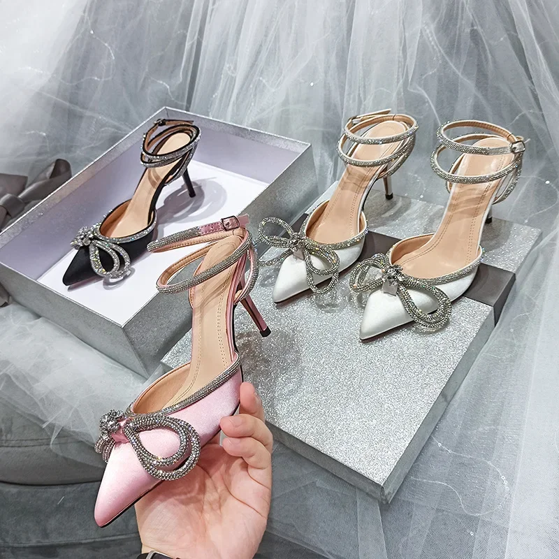 New Pointed Sandals European and American Fashion Bow Rhinestone Thin Heel High Heel Hollow Belt Women's Shoes
New Pointed Sandals European and American Fashion Bow Rhinestone Thin Heel High Heel Hollow Belt Women's Shoes
