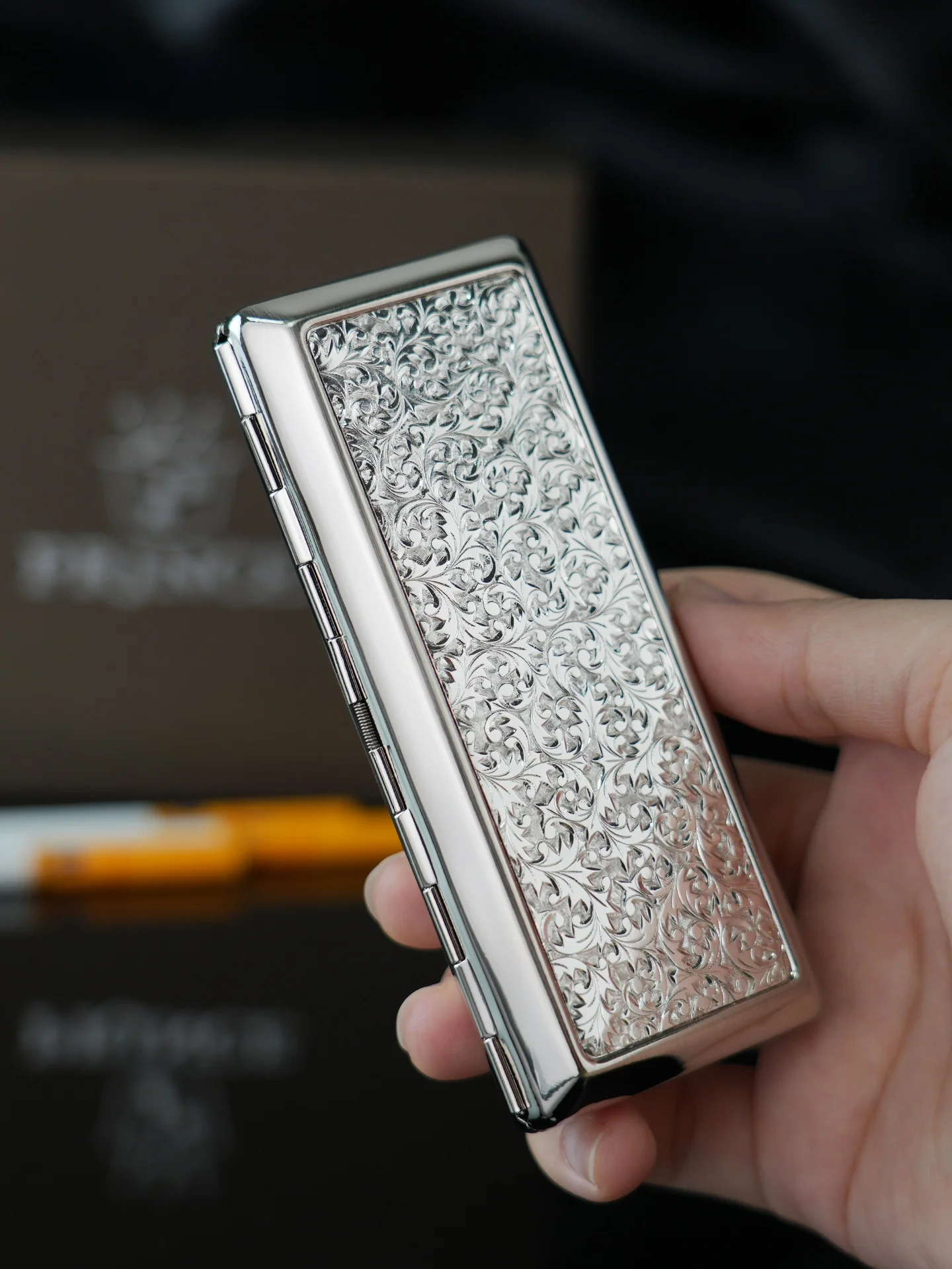 Prince Metal Cigarette Box Set of 14 Fine Cigarettes Compatible with Thin Cigarettes High-End Feelings Copper Carving
Prince Metal Cigarette Box Set of 14 Fine Cigarettes Compatible with Thin Cigarettes High-End Feelings Copper Carving
