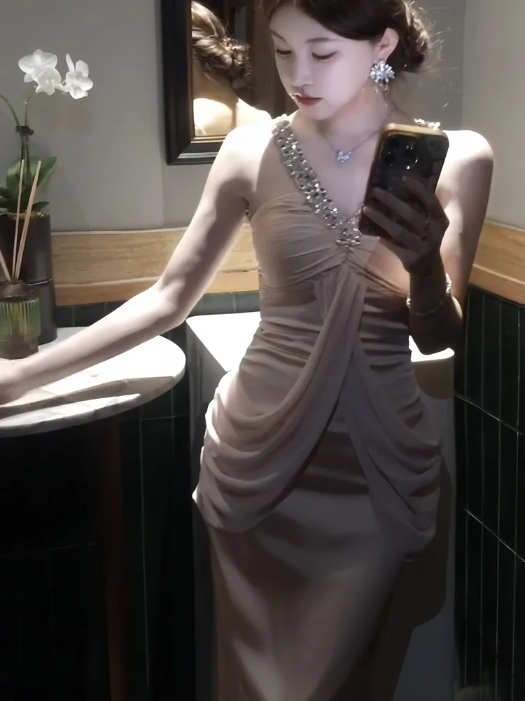 Elegant V-Neck Hanging Neck Dress Luxury Heavy Embellishment Waist-Cinched Bodycon Skirt for Ladies Birthday Celebration
Elegant V-Neck Hanging Neck Dress Luxury Heavy Embellishment Waist-Cinched Bodycon Skirt for Ladies Birthday Celebration