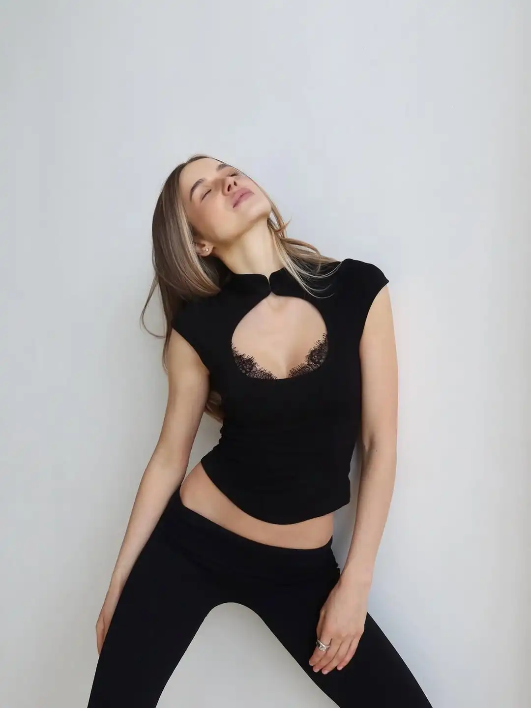 Black High Neck Fitted Top Women Cap Sleeve Chest Cutout with Lace Trim Tight Sexy 2026 New Summer Casual Streetwear Y2K Style
Black High Neck Fitted Top Women Cap Sleeve Chest Cutout with Lace Trim Tight Sexy 2026 New Summer Casual Streetwear Y2K Style