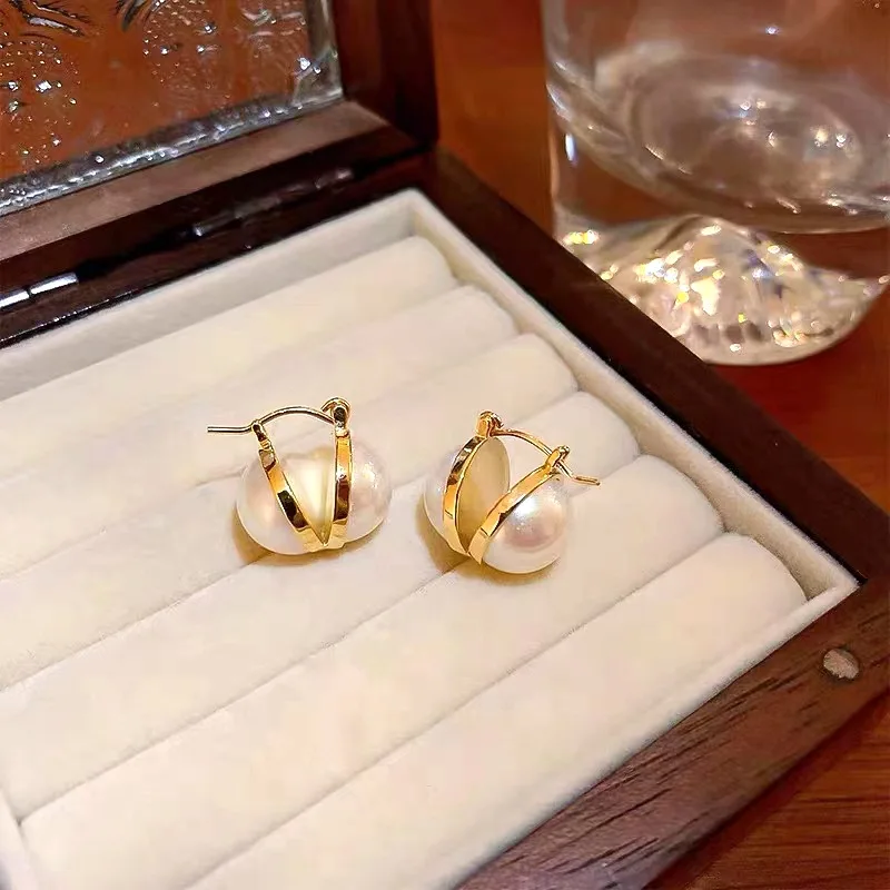 Korean Version of Pearl Earrings Buckle All The Earrings Beautiful Light Luxury Earrings Commuting Simple Cold Wind Earrings
Korean Version of Pearl Earrings Buckle All The Earrings Beautiful Light Luxury Earrings Commuting Simple Cold Wind Earrings