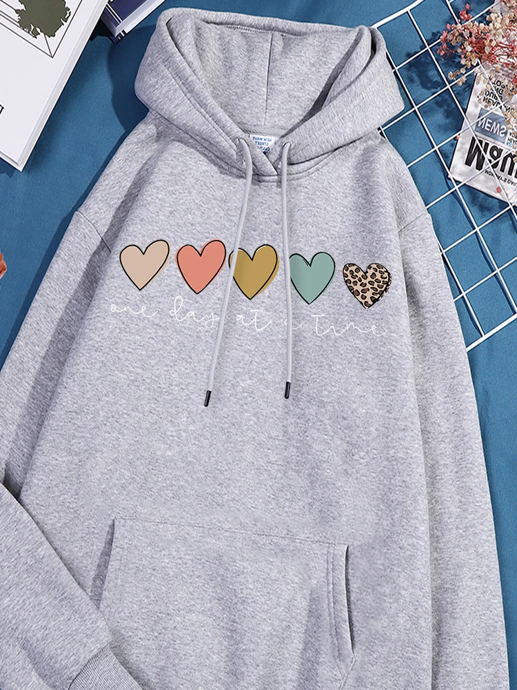 Colorful Heart Printing Women Sportwear Versatile Round Neck Hoodies Trendy Comfortable Comfy Tracksuit Personality Loose Top
Colorful Heart Printing Women Sportwear Versatile Round Neck Hoodies Trendy Comfortable Comfy Tracksuit Personality Loose Top