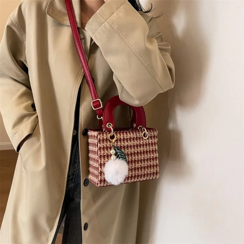 Элегантная женская сумка через плечо с изысканным прикосновением для повседневного ансамбля вашего бизнеса
Элегантная женская сумка через плечо с изысканным прикосновением для повседневного ансамбля вашего бизнеса