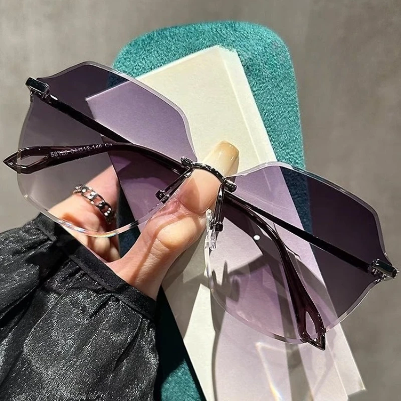 2025 Trendy Oversized Sunglasses Men Women Fashion Retro Large Rimless Sun Glasses New Gradient Outdoor Eye Protection Glasses
2025 Trendy Oversized Sunglasses Men Women Fashion Retro Large Rimless Sun Glasses New Gradient Outdoor Eye Protection Glasses