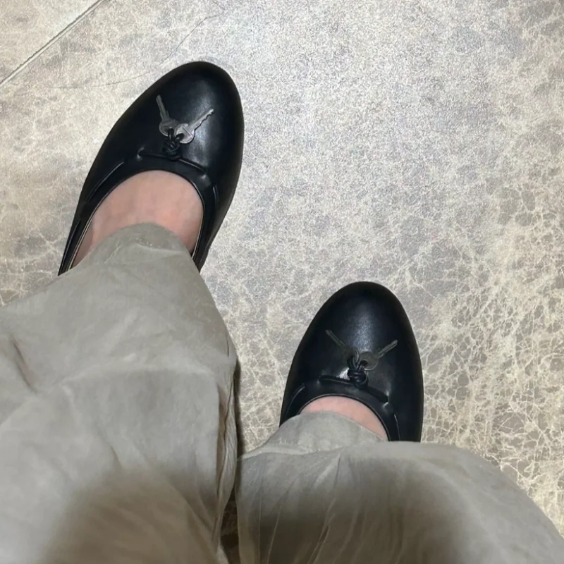 Key Decoration Shoes for Womens Round Toes Ladies Flat Heels Shallow Female Ballets Sewing Lines Zapatos Mujer Solid Chassure
Key Decoration Shoes for Womens Round Toes Ladies Flat Heels Shallow Female Ballets Sewing Lines Zapatos Mujer Solid Chassure