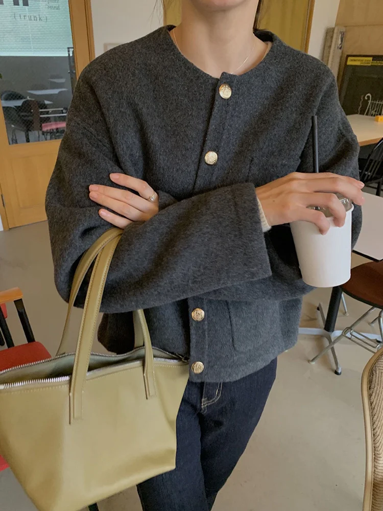 2023 Round Neck Small Fragrant Short Double Sided Fleece Coat Women's Small Single Breasted Temperament Fleece Coat
2023 Round Neck Small Fragrant Short Double Sided Fleece Coat Women's Small Single Breasted Temperament Fleece Coat