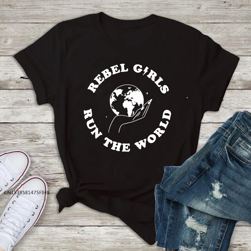 Футболка Rebel Girls Run The World, модная футболка с графическим рисунком для девушек, топ, повседневная женская футболка феминиста, футболка из высококачественной ткани
Футболка Rebel Girls Run The World, модная футболка с графическим рисунком для девушек, топ, повседневная женская футболка феминиста, футболка из высококачественной ткани