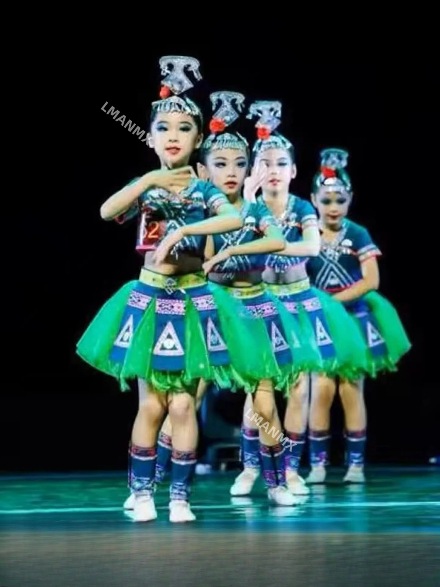 Детский костюм для выступлений 3-го этнического меньшинства Мяо, Чжуан Тоцзяя Яо И, танцевальный костюм
Детский костюм для выступлений 3-го этнического меньшинства Мяо, Чжуан Тоцзяя Яо И, танцевальный костюм