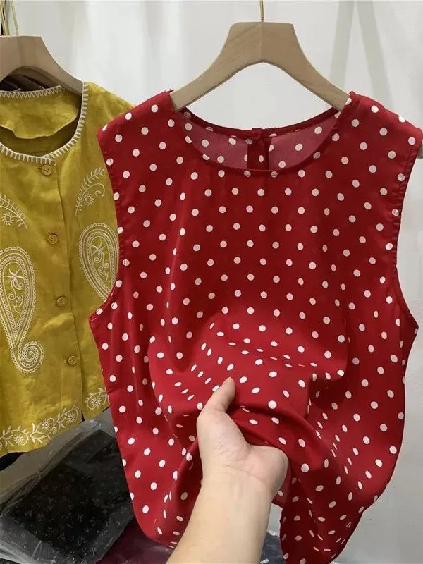 Красный жилет в горошек для женщин: летний, повседневный, универсальный, омолаживающий, в стиле ретро, модный, верхняя одежда, круглый вырез, полиэстер, матовый.
Красный жилет в горошек для женщин: летний, повседневный, универсальный, омолаживающий, в стиле ретро, модный, верхняя одежда, круглый вырез, полиэстер, матовый.